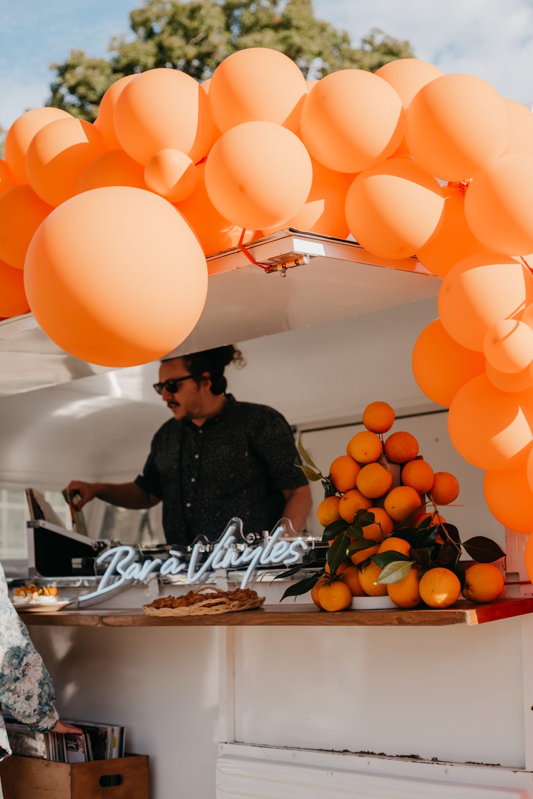 Bar à vinyles et arche de ballons orange