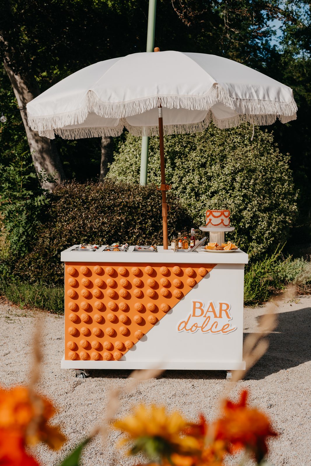 Bar à agrumes Bar Dolce sous parasol à franges