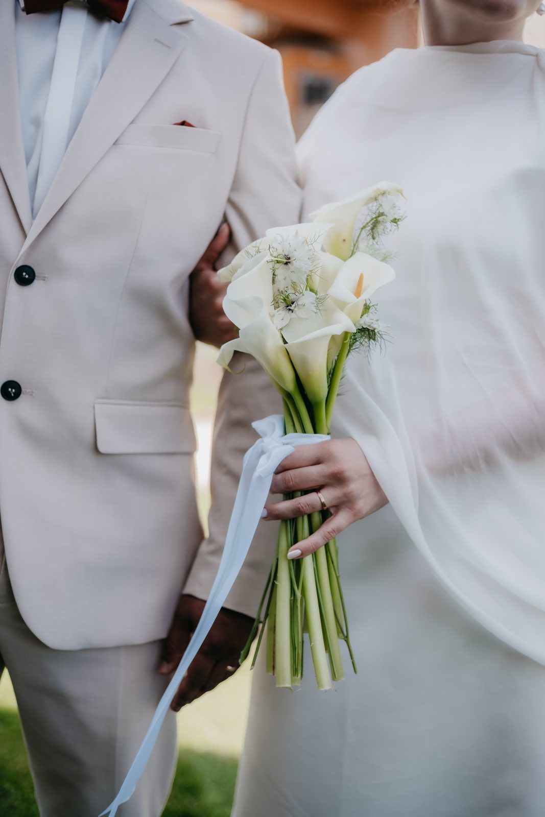 Bouquet d'arums blancs et nigelles