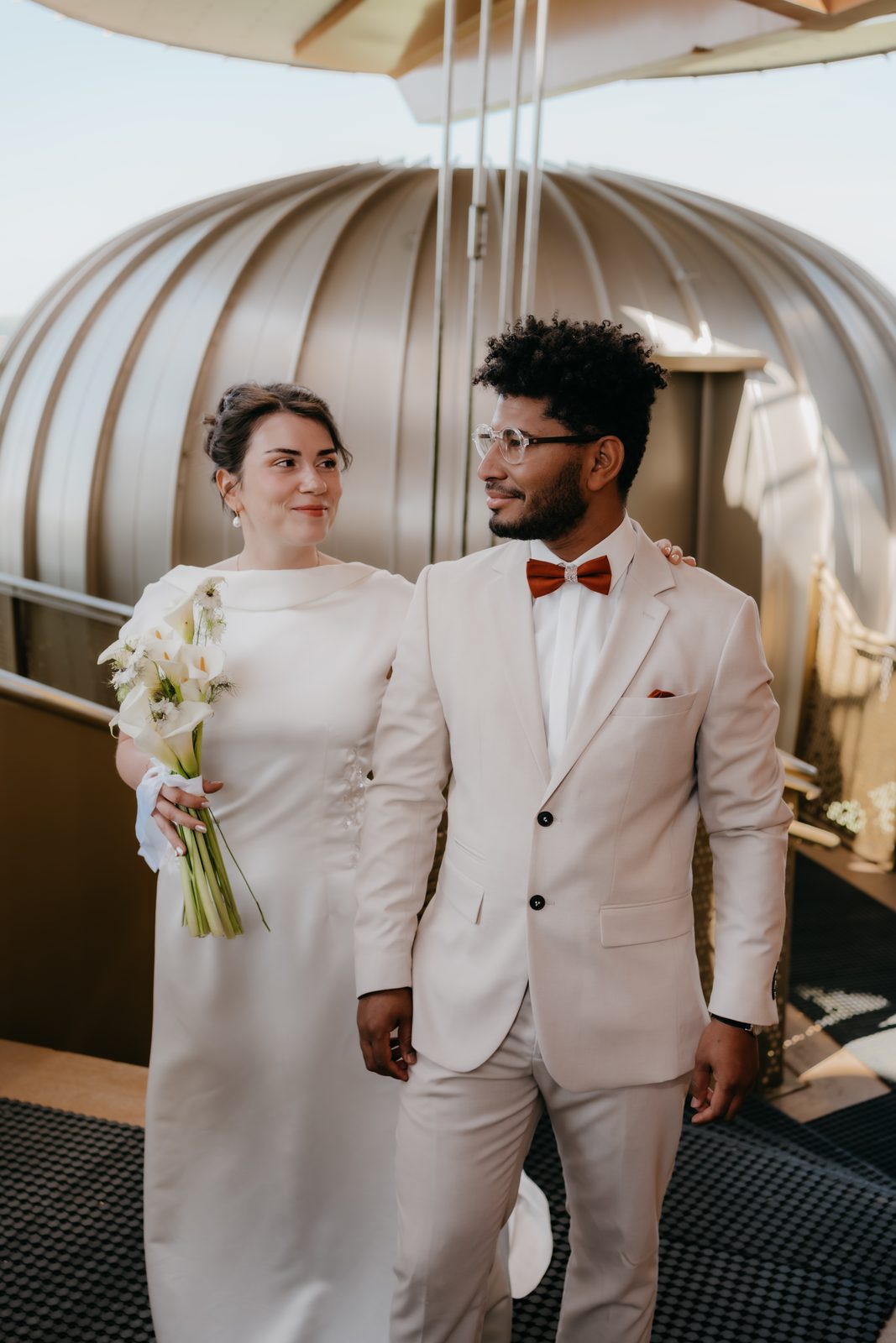 Portrait du couple sous le dôme des pods