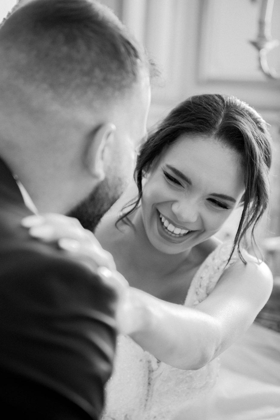 Couple regards complices dans le jardin