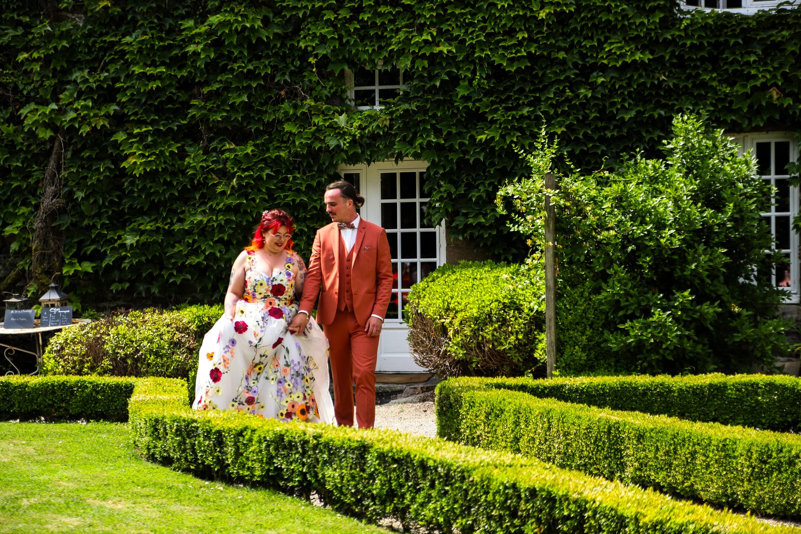 Les mariés dans les jardins à la française