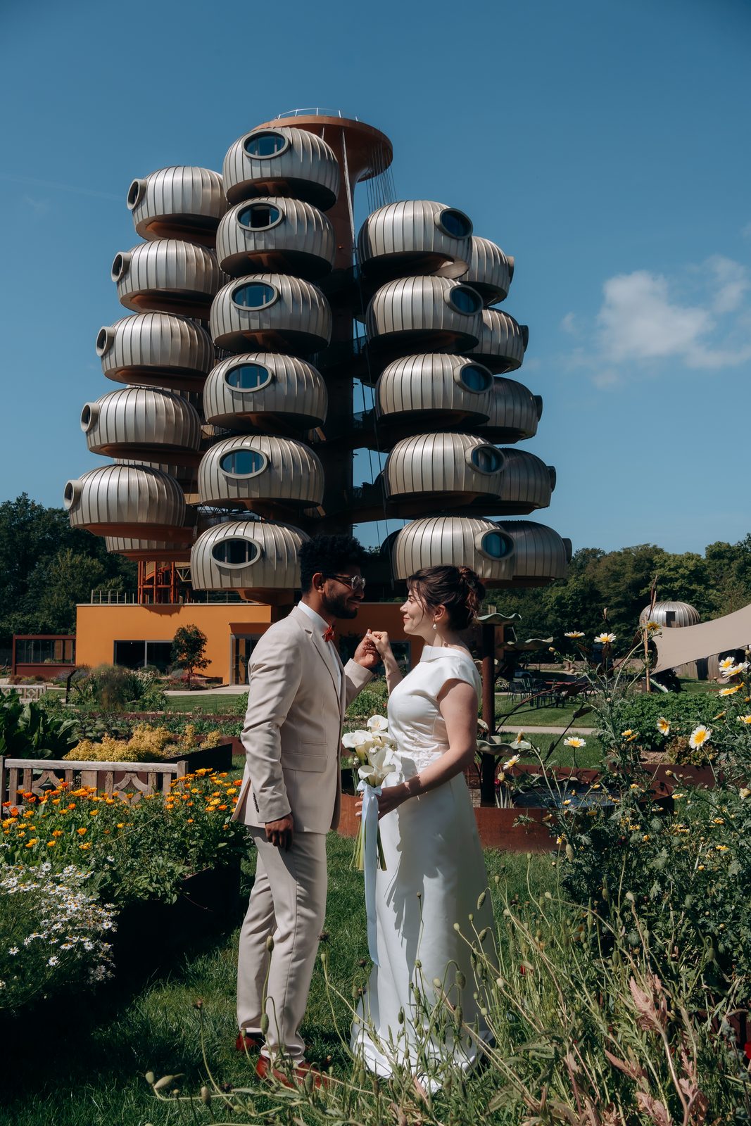 Le couple devant les pods du Château des Pères