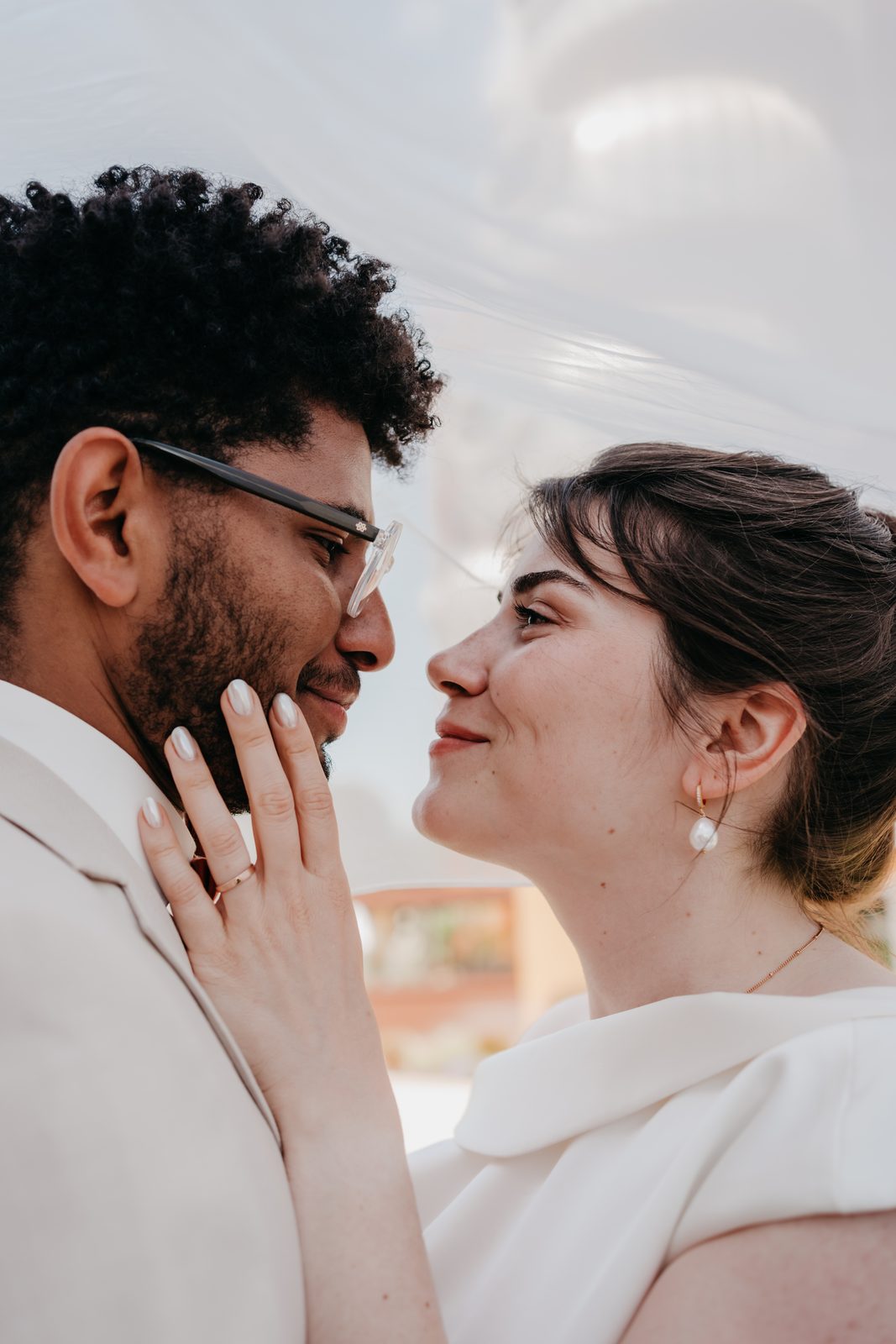 Regards complices du couple sous le voile
