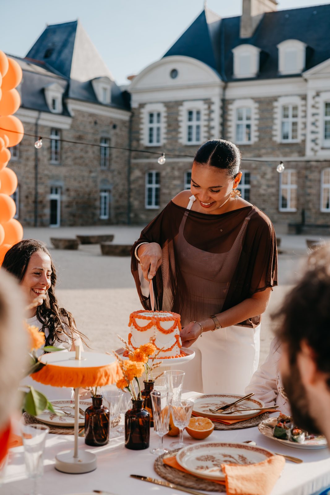 Découpe du wedding cake dans la cour du château
