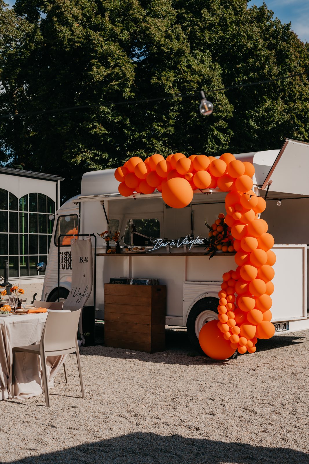 Food truck Le Tube et arche de ballons orange, bar à vinyles