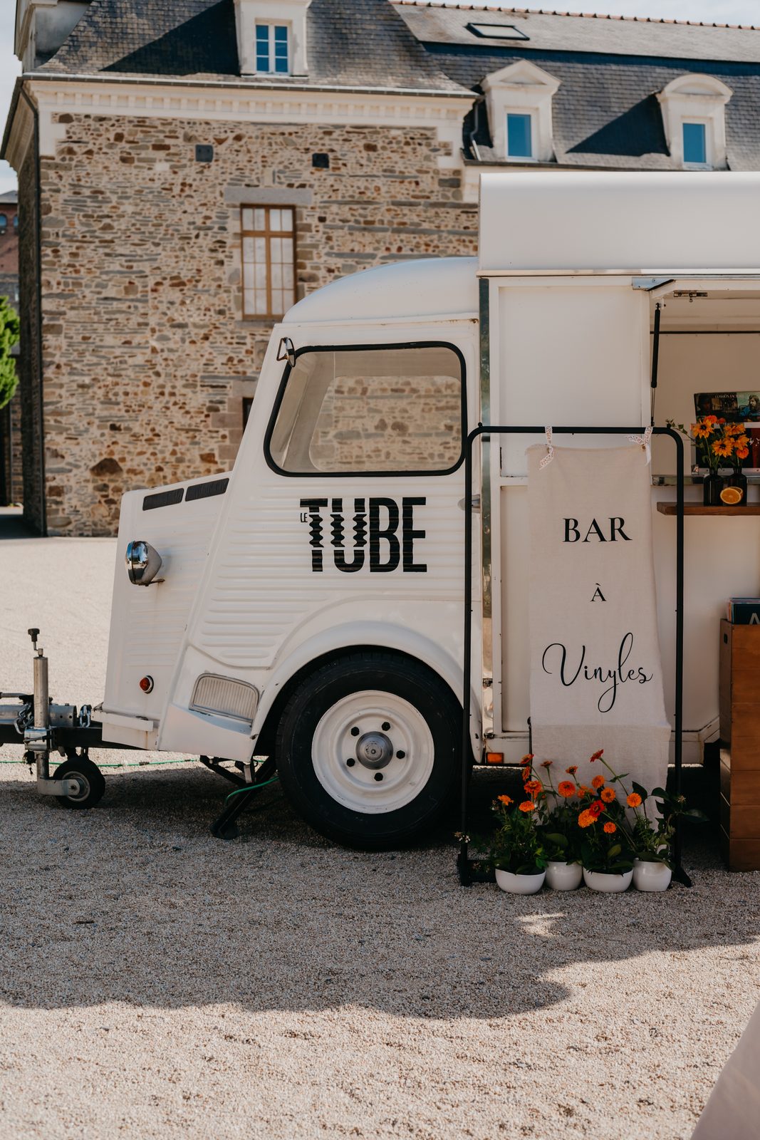 Bar à vinyles dans le food truck Le Tube devant le château