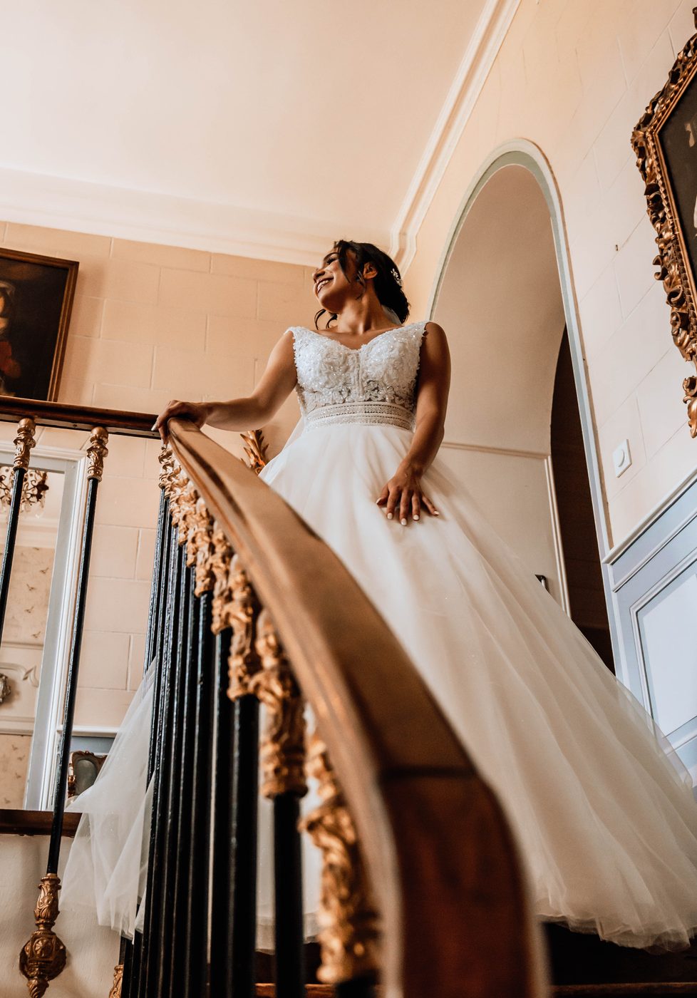 Mariée descendant l'escalier
