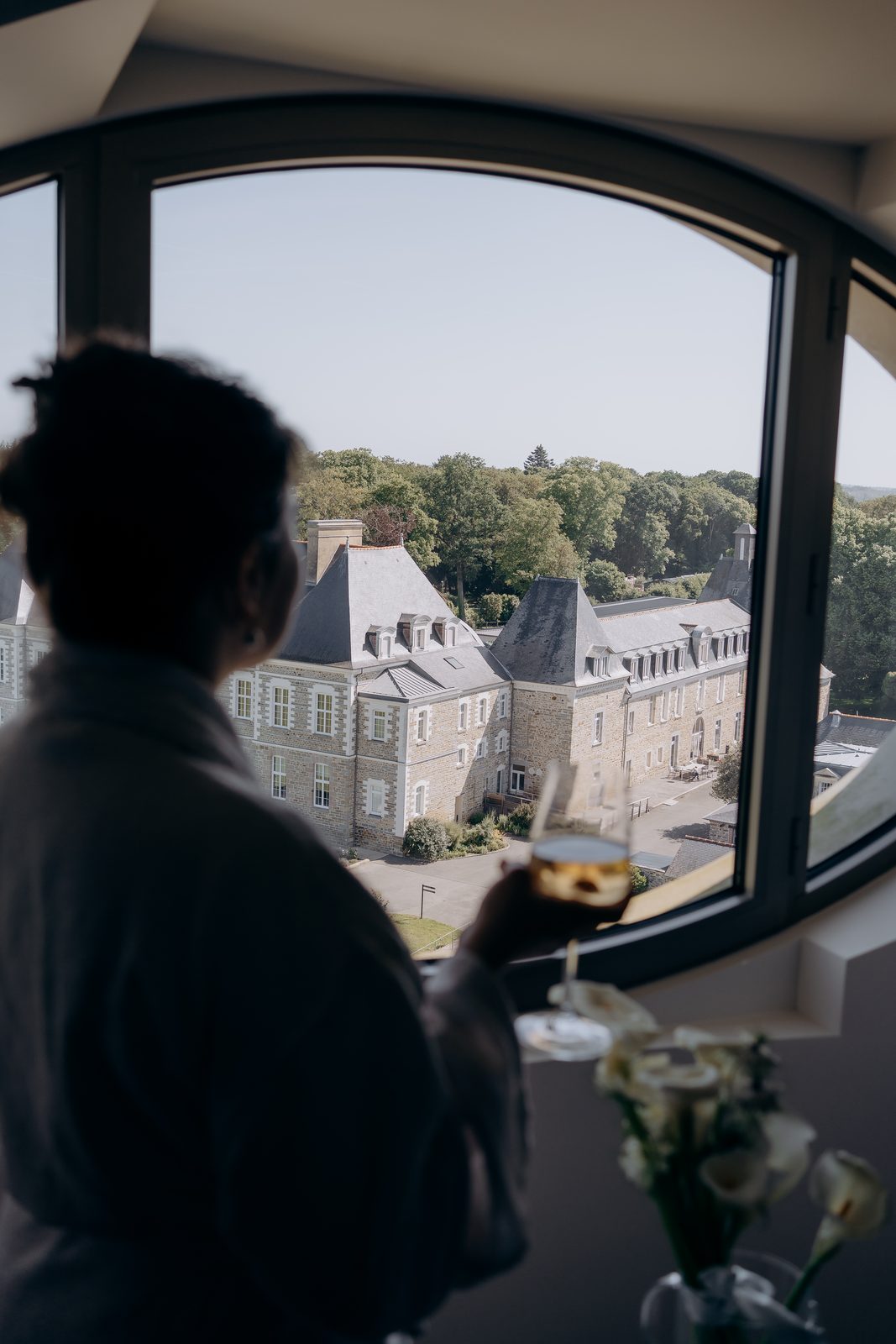 La mariée face à la vue sur le château