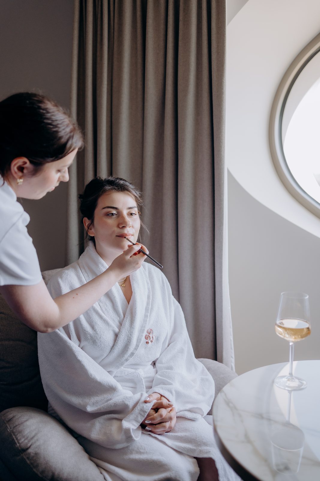 Mise en beauté de la mariée en peignoir