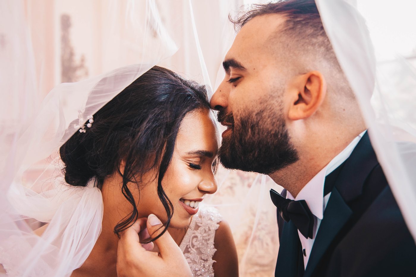 Rire de la mariée en noir et blanc