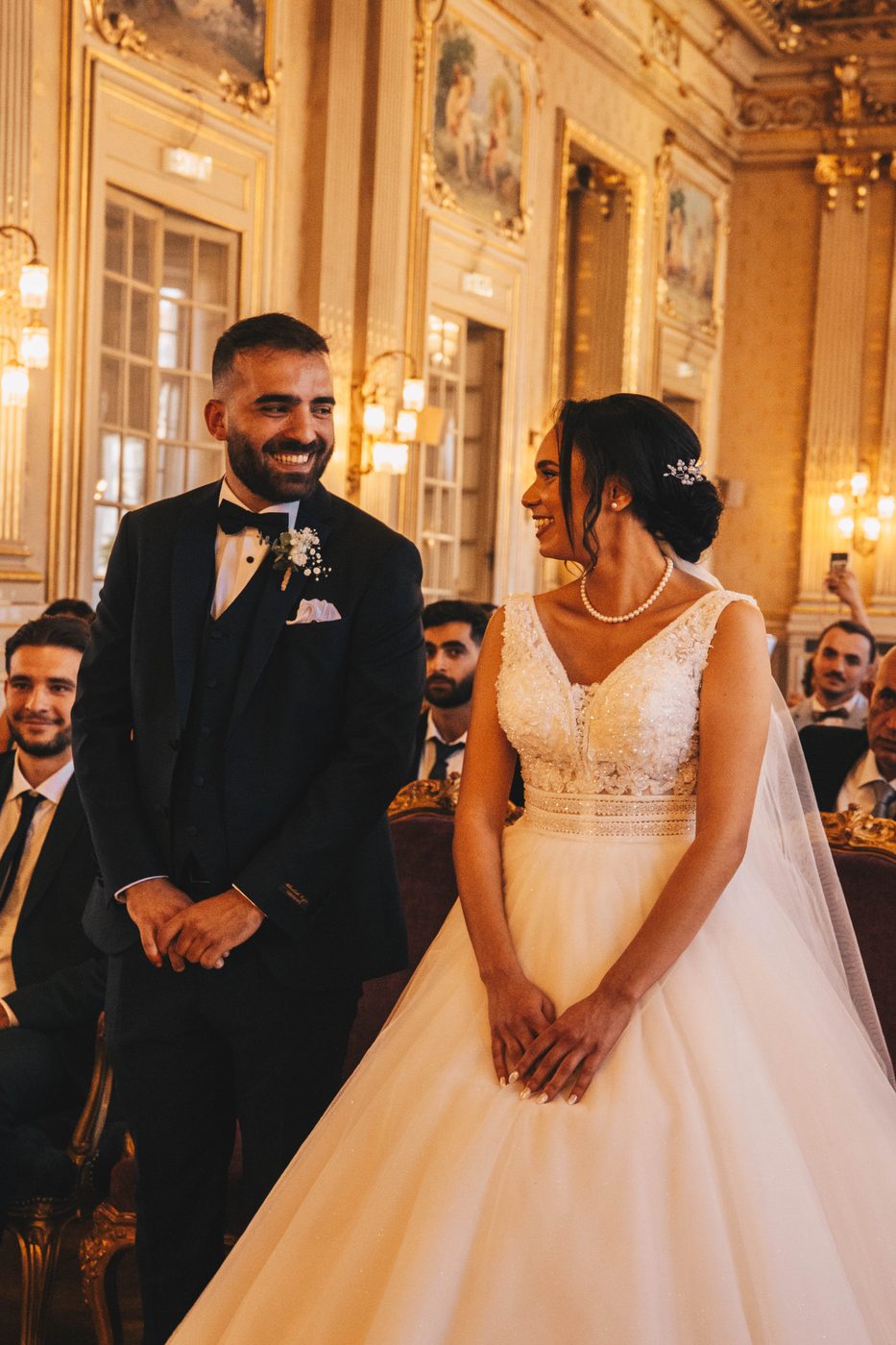 Couple sous le voile de mariée